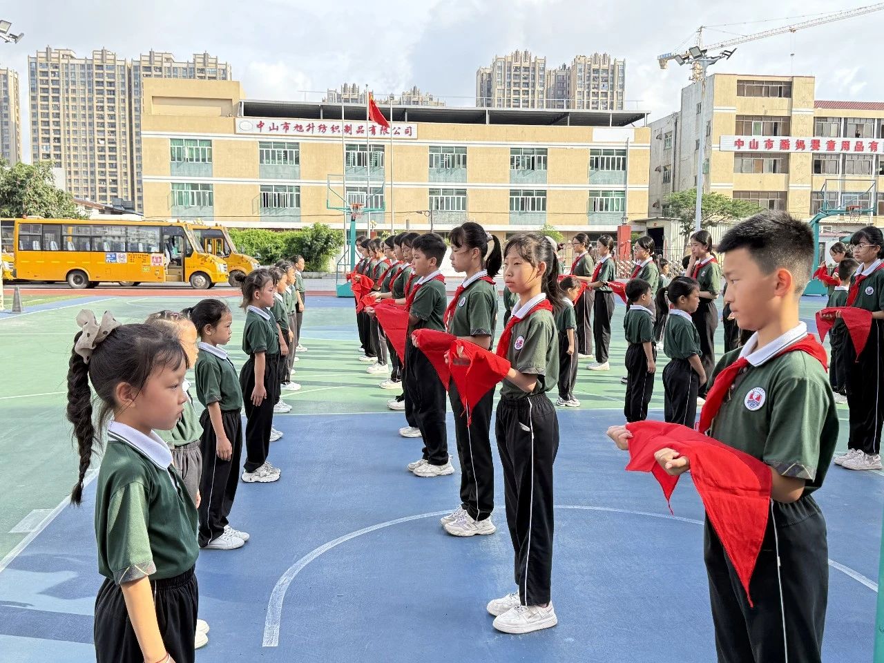 牢记党的教导，争做强国少年——中山市东升华盛学校开展新队员入队仪式